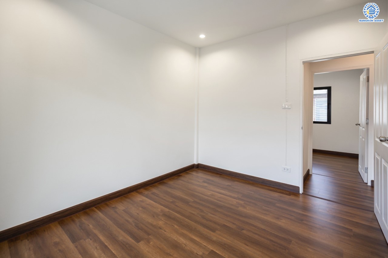 บ้านมือสองตกแต่งใหม่ หน้าโครงการติดรถไฟฟ้า "สถานีไทรม้า"!! ม.ซื่อตรง รัตนาธิเบศร์ ทาวน์เฮ้าส์ หลังใหญ่ เนื้อที่ 26 ตร.ว. ฟังก์ชัน 3 ห้องนอน 2 ห้องน้ำ 1 ที่จอดรถ ทำเลใกล้ เซ็นทรัลรัตนาธิเบศร์ และทางด่วน "งามวงศ์วาน"